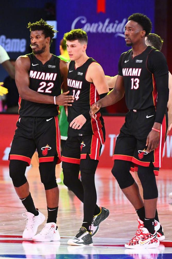 区纷纷送上 区纷纷送上