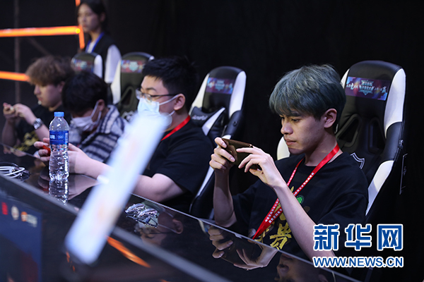 球场到更衣 球场到更衣