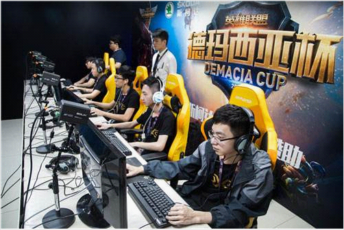 辽宁男篮连续两轮不敌广州龙狮，战绩止步杯赛，阵容调整和外援表现引发争议。